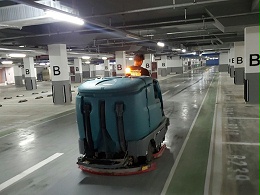 工厂洗地机驾驶式拖地车非常适合清洁大型车库