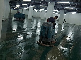 青岛某小区地下车库进水，租赁坦能驾驶式洗地机T17、T7救场