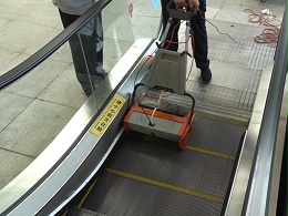 扶梯清洗机高铁站演示实例（ 三）